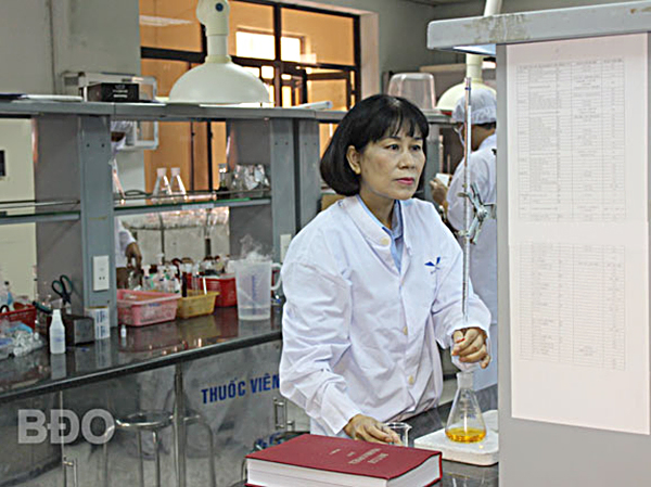 DSCKI Phan Thị Mỹ Hoàng với nghiên cứu Xây dựng và thẩm định phương pháp phân tích cho các sản phẩm thuốc tiêm ung thư.
