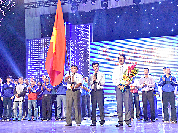 Đồng chí Đặng Minh Thông, Tỉnh ủy viên, Bí thư Thành ủy Bà Rịa, Trưởng BCĐ Đại hội TDTT tỉnh trao cờ xuất quân, tặng hoa và động viên đoàn thể thao BR-VT tham dự Đại hội TDTT toàn quốc lần thứ VIII-2018.