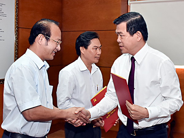 Đồng chí Nguyễn Hồng Lĩnh, Ủy viên Trung ương Đảng, Bí thư Tỉnh ủy, Chủ tịch HĐND tỉnh trao quyết định luân chuyển cho đồng chí Võ Văn Dũng, Giám đốc Sở Xây dựng đến nhận công tác tại Huyện ủy Long Điền và chỉ định tham gia BCH, Ban Thường vụ Huyện ủy, giữ chức vụ Bí thư Huyện ủy Long Điền nhiệm kỳ 2015-2020. 
