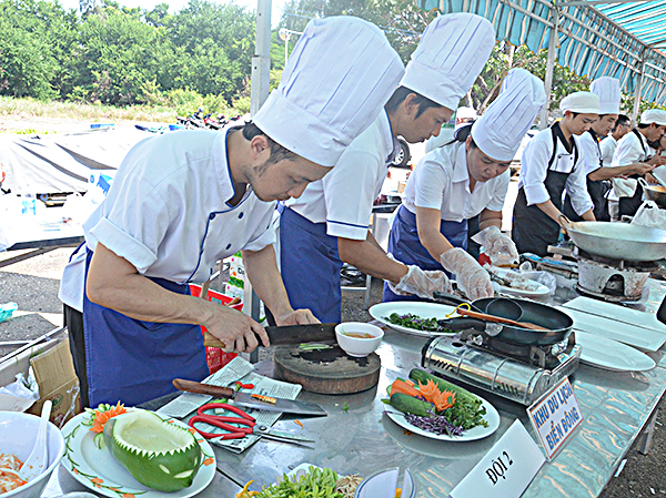 Các đầu bếp nhà hàng KDL Biển Đông chế biến món ăn tại hội thi.