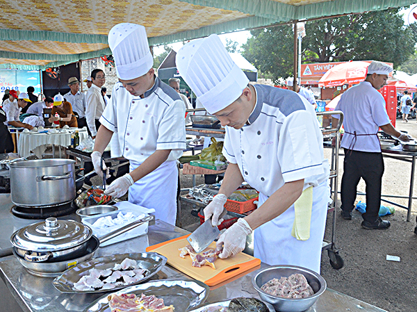 Các đầu bếp khách sạn Grand-Palace chế biến món ăn tại hội thi.