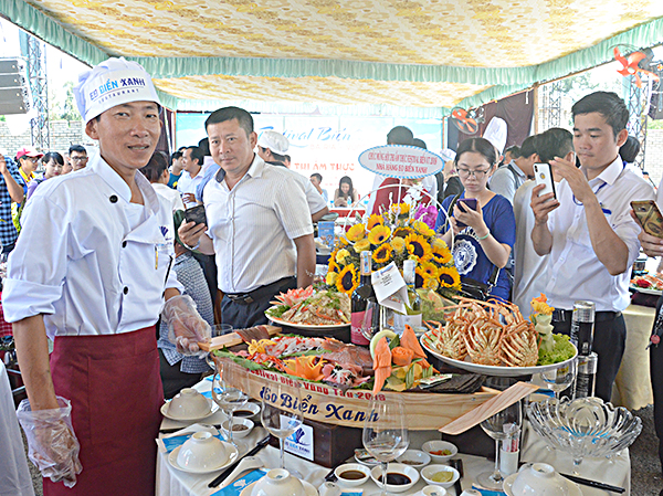 Món ăn được trang trí hấp dẫn, bắt mắt của nhà hàng Eo Biển Xanh tại hội thi.