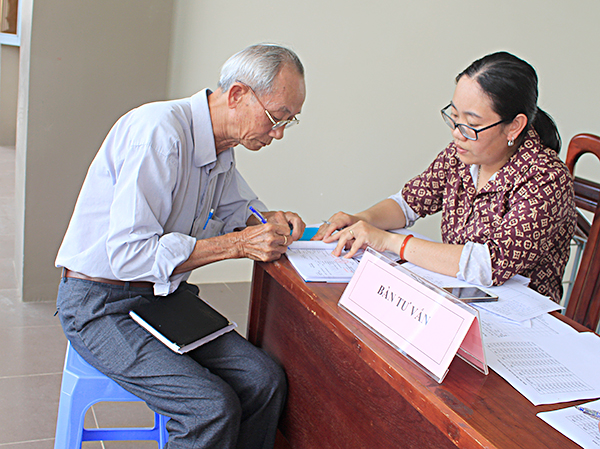 Người dân xã Phước Hưng (huyện Long Điền) đăng ký mua thẻ BHYT tại hội nghị tư vấn BHYT do BHXH tỉnh tổ chức tại UBND xã vào chiều 30-8.