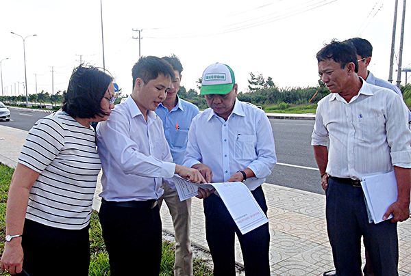 Đồng chí Lê Tuấn Quốc, Phó Chủ tịch UBND tỉnh cùng đại diện các sở ngành khảo sát dự án kho bãi tổng hợp, dịch vụ hậu cần cảng và dịch vụ logistics Tài Tiến.