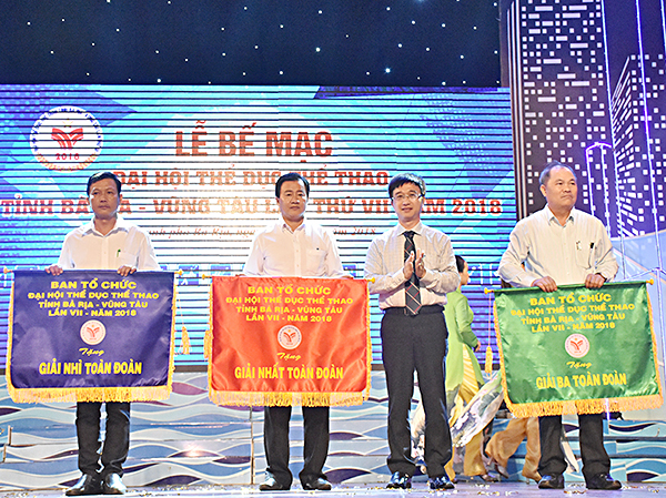 Đồng chí Đặng Minh Thông, Tỉnh ủy viên, Bí thư Thành ủy Bà Rịa, Trưởng BCĐ Đại hội TDTT tỉnh trao cờ Nhất, Nhì, Ba toàn đoàn cho các đơn vị.