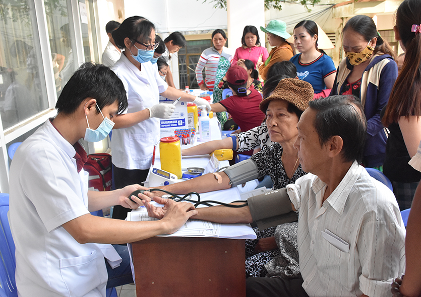 Bác sĩ khám bệnh cho người dân.