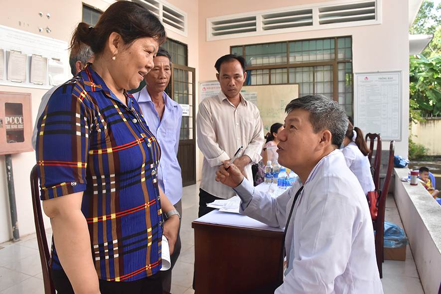 Bác sĩ tư vấn về sức khỏe cho người dân.