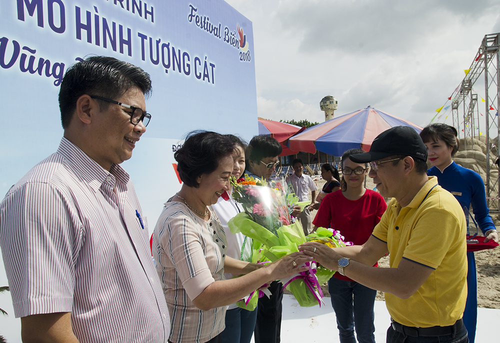Ông Nguyễn Nam Trung, Phó Tổng Giám đốc Công ty CP Quảng cáo Việt Mai tặng hoa cảm ơn các nhà tài trợ cho chương trình.