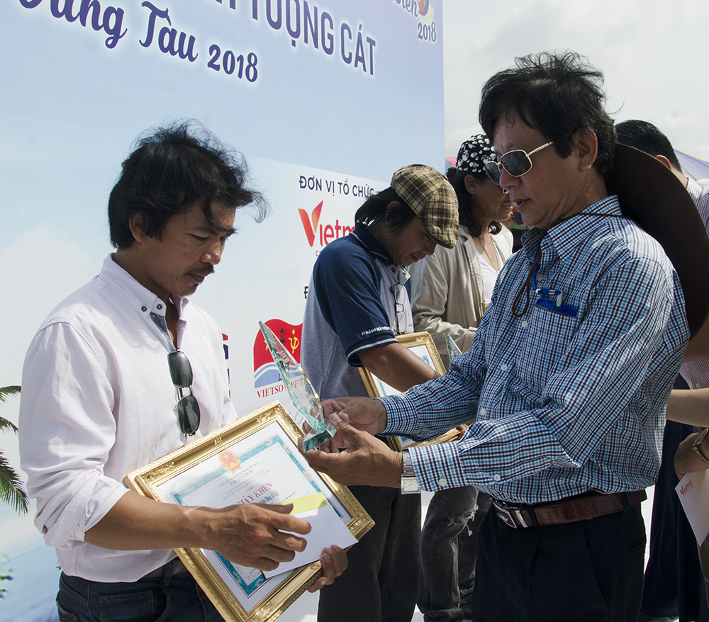 Ông Nguyễn Quốc Chương, thành viên Ban tổ chức chương trình trao giải cho các nhóm tác giả.