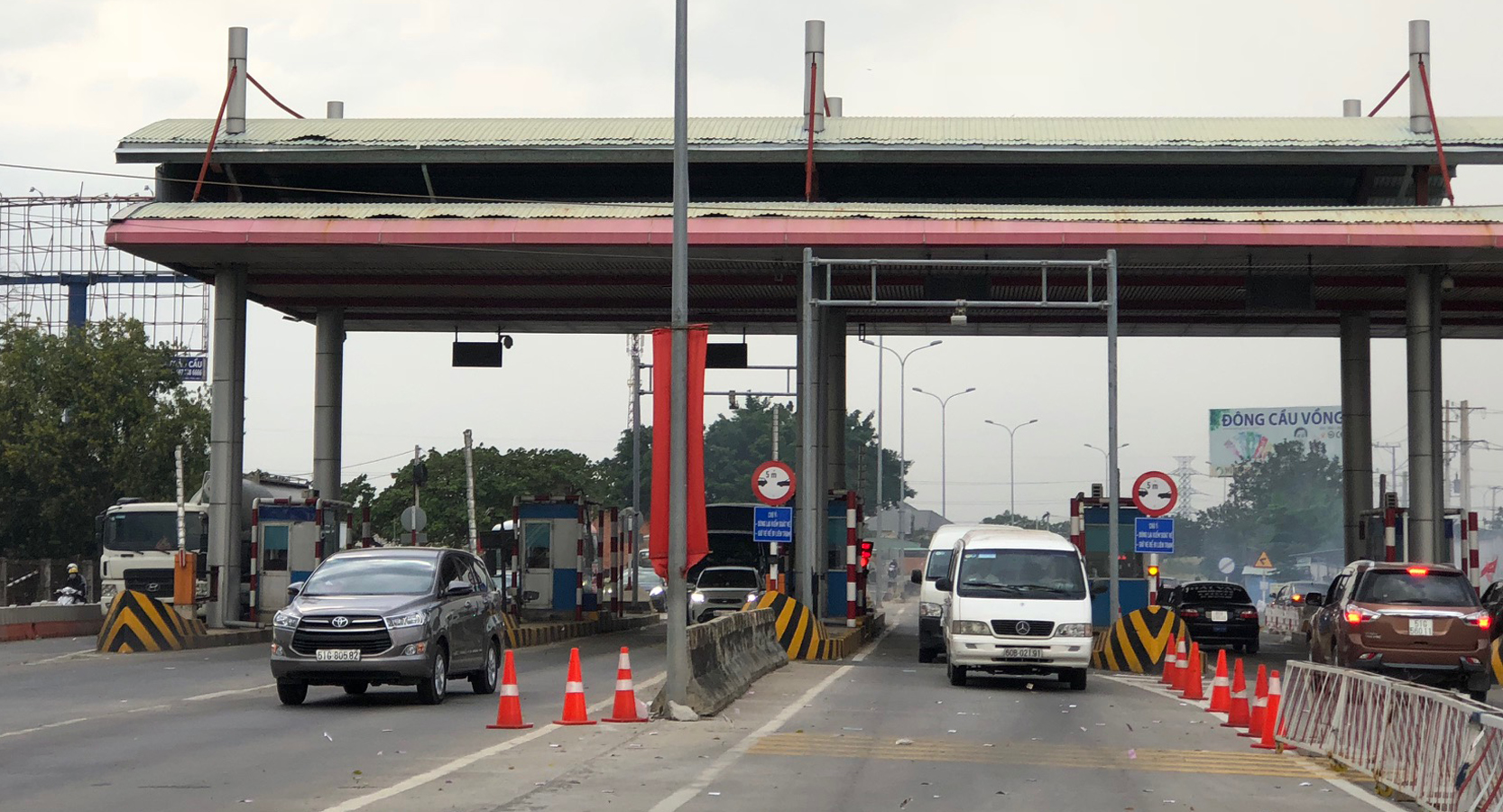 Trạm thu phí T3 mở thêm làn đường hướng từ BR-VT về TP.Hồ Chí Minh cho xe chiều TP.Hồ Chí Minh xuống BR-VT để tránh ùn ứ.