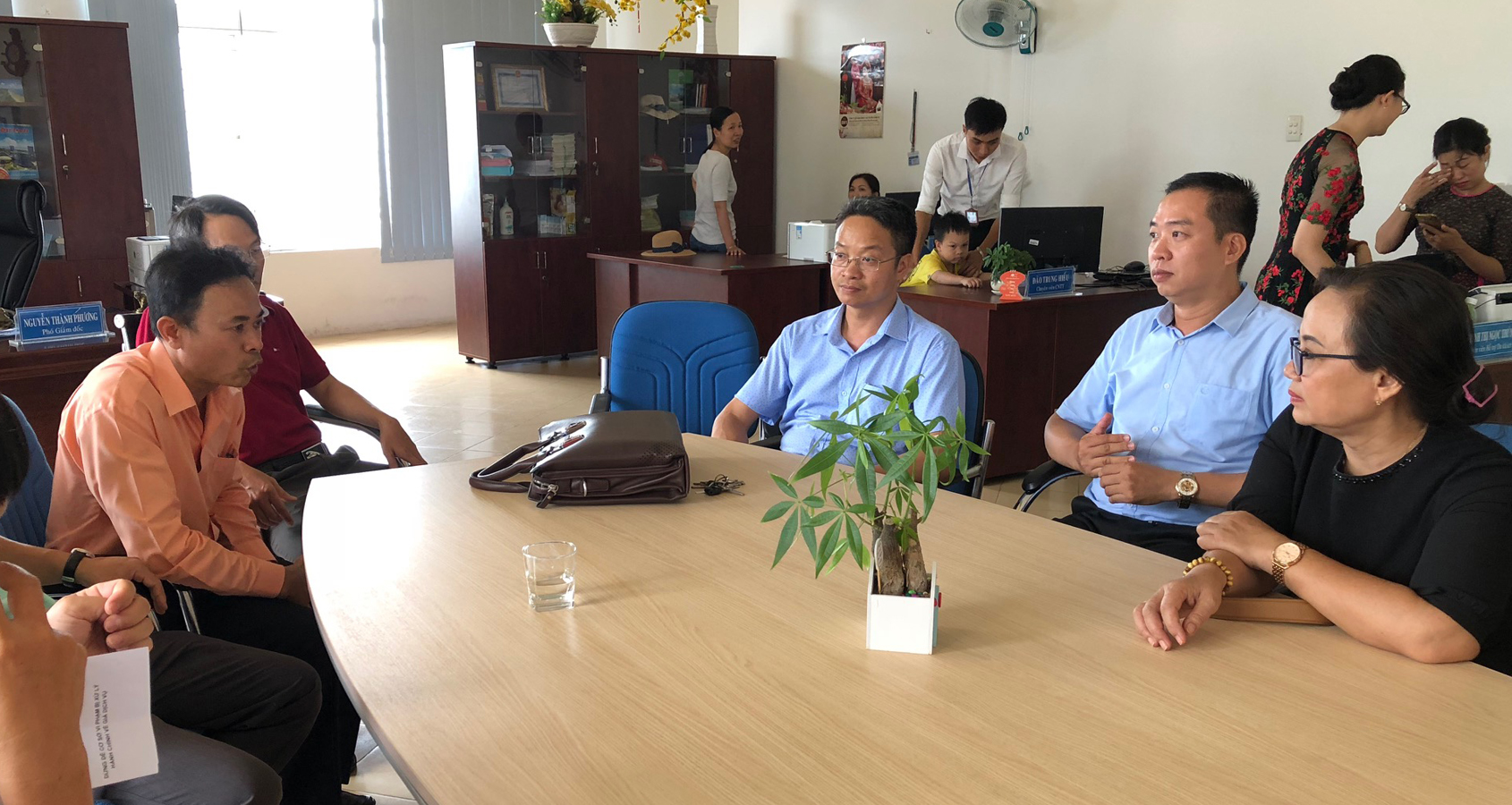 Bà Trương Thị Hường, Phó Chủ tịch UBND TP.Vũng Tàu chủ trì cuộc họp với các phòng, ban của thành phố.