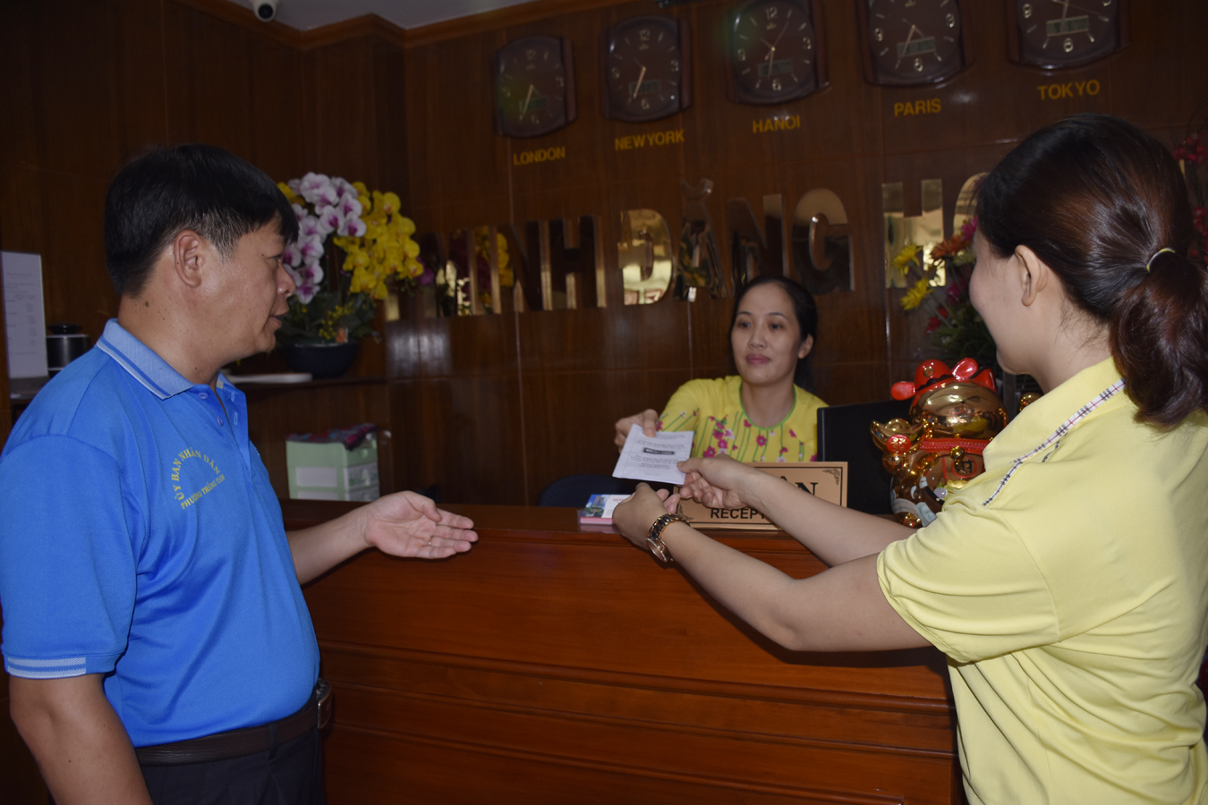 Ông Trần Quốc Toản, Chủ tịch UBND phường Thắng Tam, TP.Vũng Tàu tuyên truyền quy định kinh doanh lưu trú cho đại diện một khách sạn trên địa bàn phường.