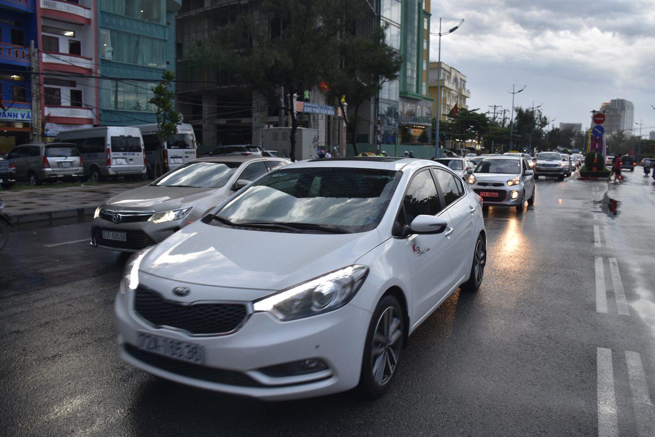 Đường Thùy Vân khá đông xe lúc 18 giờ ngày 1-9.