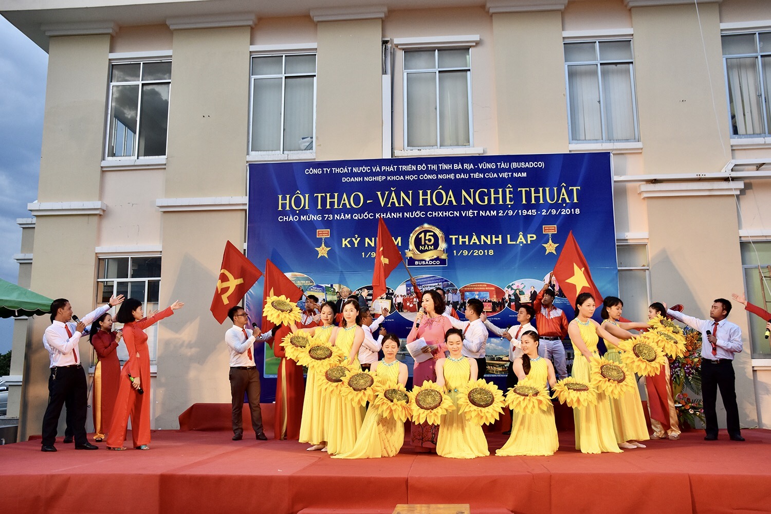 Một tiết mục văn nghệ của người lao động Busadco chào mừng kỷ niệm 15 năm thành lập công ty.