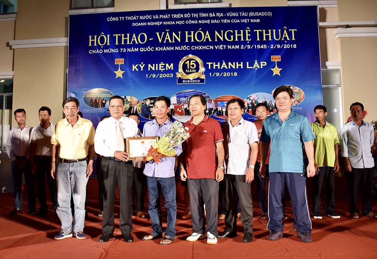Lãnh đạo Công ty Busadco khen thưởng các cá nhân đạt thành tích xuất sắc trong công tác thoát nước và phát triển đô thị.