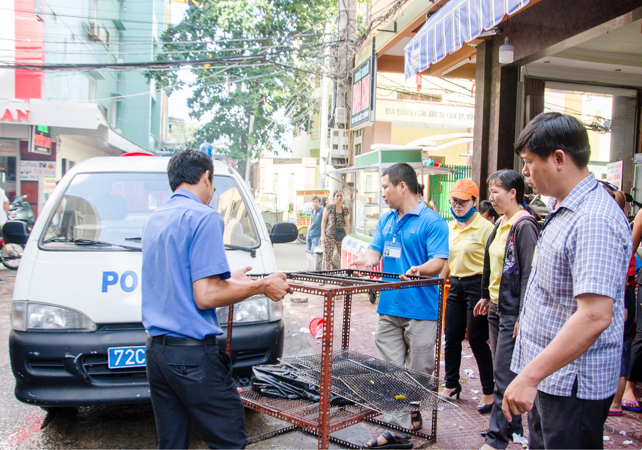 Lực lượng chức năng phường Thắng Tam thu giữ vật dụng cản trở lối đi của người đi bộ.
