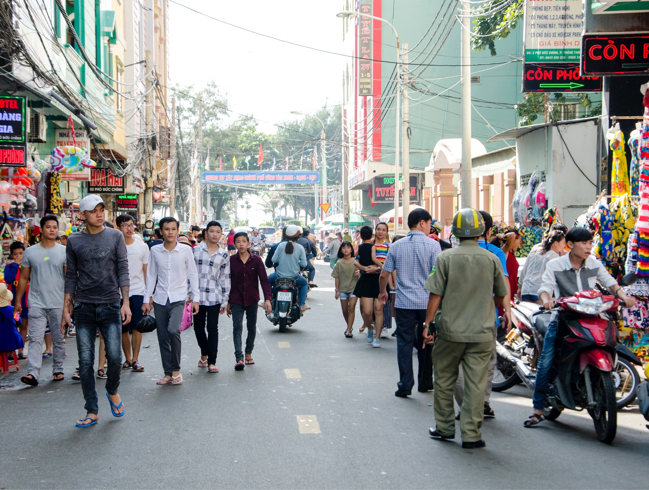 Lượng khách du lịch đông đúc tại các tuyến đường tập trung nhiều nhà nghỉ, khách sạn như Phó Đức Chính, La Văn Cầu, Phan Văn Trị... trong sáng 2-9.