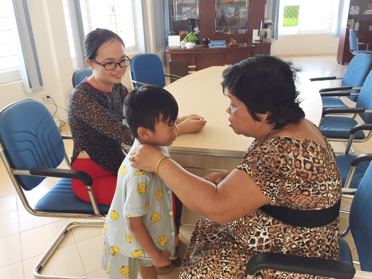 Một trẻ bị lạc được trao trả cho người thân tại Trung tâm Hỗ trợ khách du lịch trong ngày 2-9.