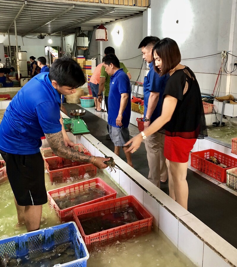 Khách chọn mua hải sản tại vựa Tư Hà.