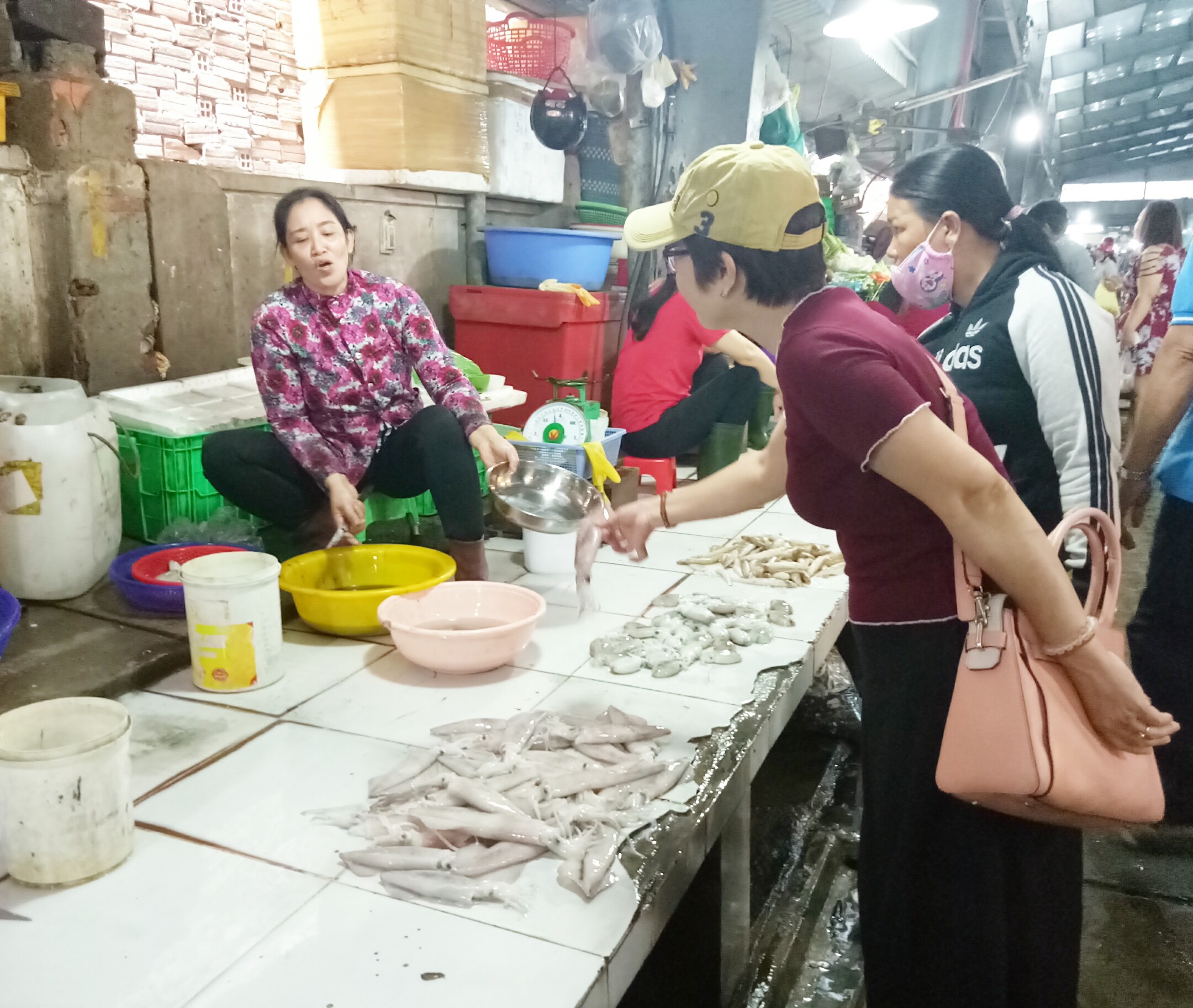 Khách mua hải sản tại Chợ Vũng Tàu sáng 2-9.