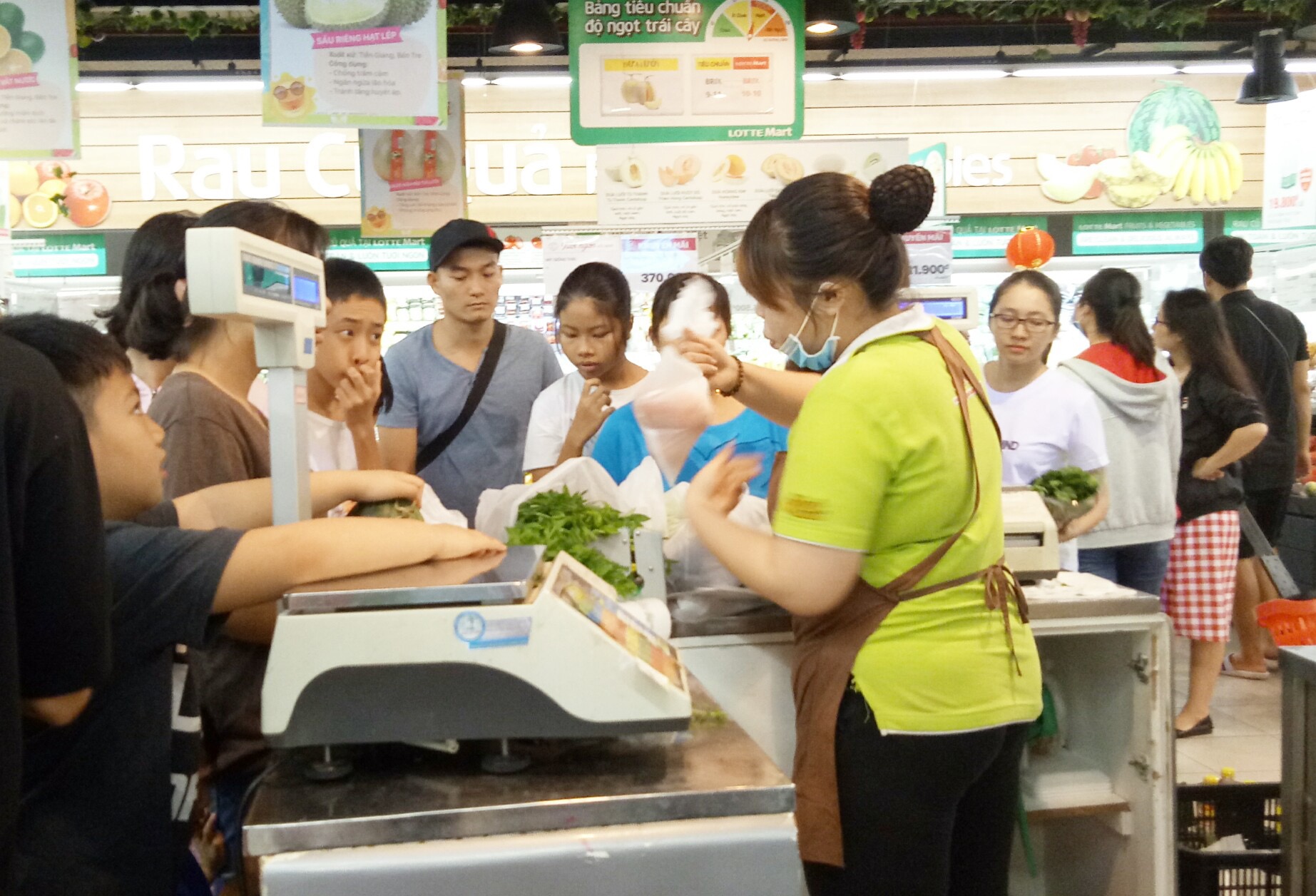 Khách mua hàng tại Siêu thị Lotte Mart Vũng Tàu.