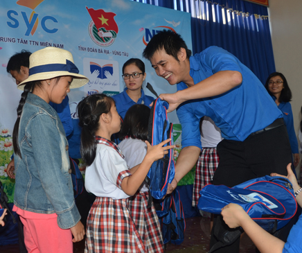 Anh Trần Kim Chỉ, Trưởng Ban Thanh thiếu nhi – Trường học Tỉnh Đoàn  tặng quà HS nghèo xã Đá Bạc, huyện Châu Đức.