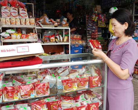 Người tiêu dùng nên chọn mua bánh Trung thu của những thương hiệu bánh uy tín, có đóng gói bao bì, ghi rõ xuất xứ, thành phần nguyên liệu, ngày sản xuất và hạn sử dụng, có mã vạch kiểm tra truy xuất nguồn gốc sản phẩm. Trong ảnh: Khách hàng chọn mua bánh Trung thu tại một cửa hàng ở phường 3, TP.Vũng Tàu.  Ảnh: GIA BẢO