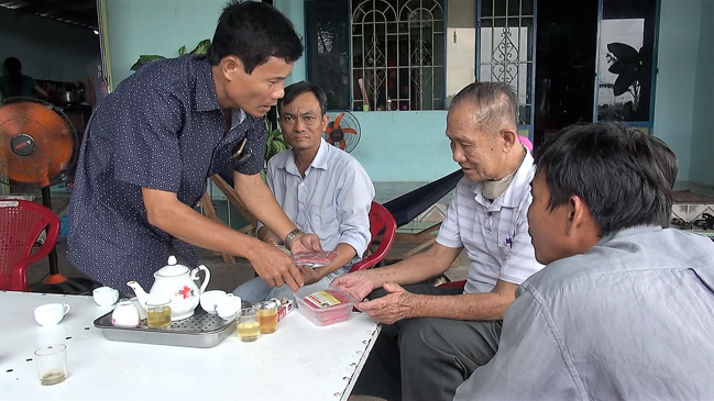 Ông Lâm Quang Long (bìa trái) giới thiệu cách dùng nhung nai  đã xay nhuyễn với khách hàng.