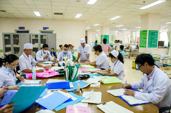 Các bác sĩ, nhân viên y tế của Khoa Cấp cứu, Bệnh viện Bà Rịa làm việc với cường độ cao trong dịp nghỉ lễ 2-9.