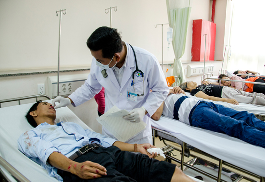 Bác sĩ Bệnh viện Bà Rịa thăm, khám cho bệnh nhân bị tai nạn giao thông tại Khoa Cấp cứu chiều 2-9.