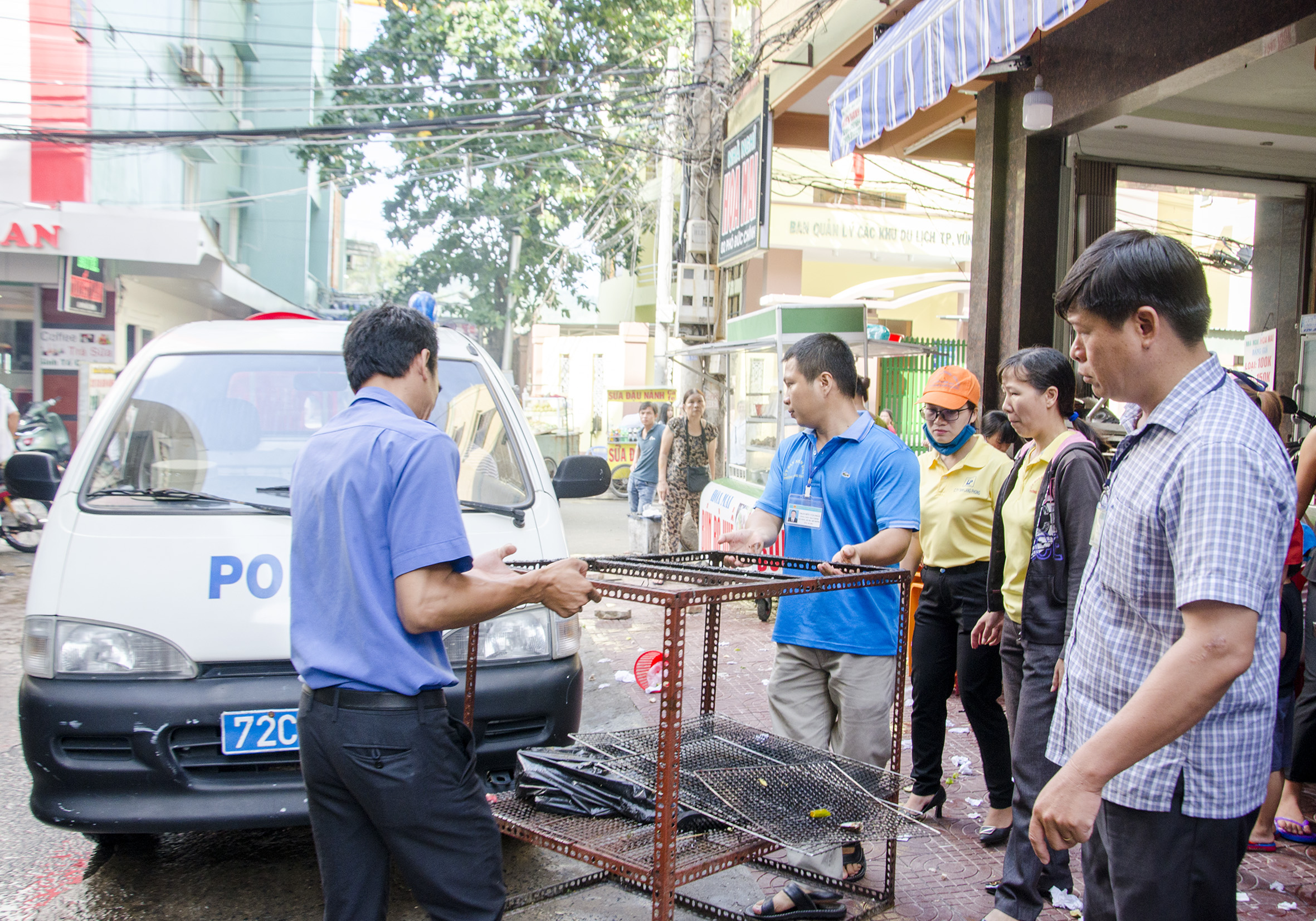 Lực lượng chức năng phường Thắng Tam (TP.Vũng Tàu) thu giữ  các vật dụng cản trở lối đi của người đi bộ, làm mất mỹ quan đô thị.