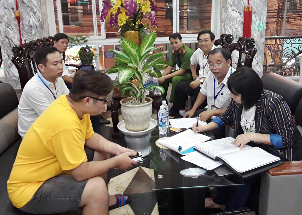 Đoàn liên ngành du lịch và dịch vụ TP.Vũng Tàu kiểm tra một nhà nghỉ trên đường Phó Đức Chính (TP. Vũng Tàu).