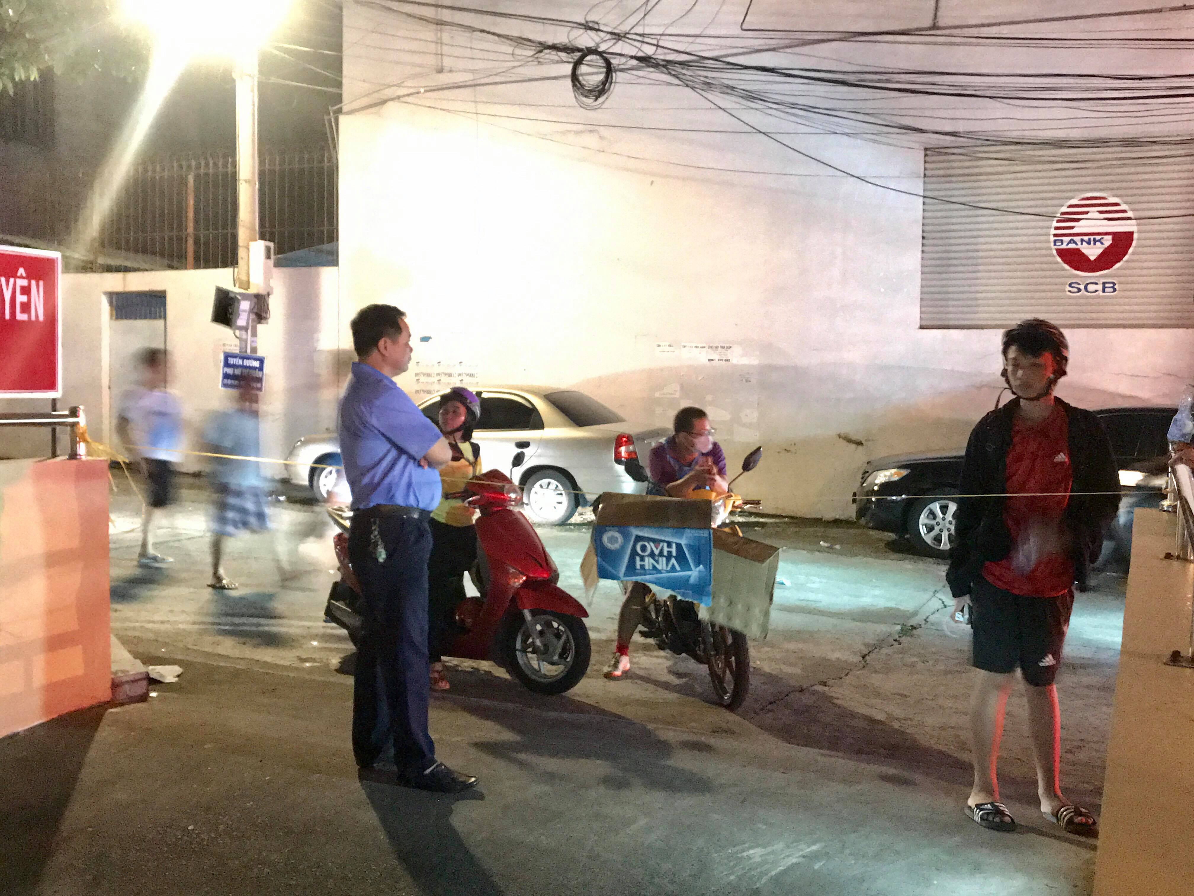 Lực lượng bảo vệ tòa nhà làm barie khoanh vùng và hạn chế người dân xuống tầng hầm.