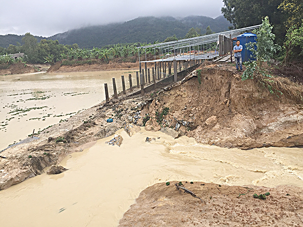 Một đoạn của đập Giao Kèo bị vỡ.