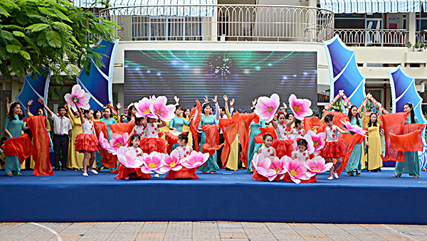 Tiết mục hát, múa “Tự hào nhà giáo Việt Nam” do tập thể GV, HS Trường TH Song Ngữ Vũng Tàu biểu diễn tại lễ kỷ niệm 20 năm ngày thành lập trường.