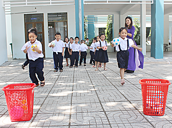 Ngôi trường mới với không gian thoáng đãng giúp học sinh Trường Tiểu học Lý Tự Trọng (TP.Vũng Tàu) thỏa sức vui chơi, vận động.  Trong ảnh: Học sinh lớp 1A1, Trường Tiểu học Lý Tự Trọng chơi trò chơi vận động. Ảnh: Khánh Chi