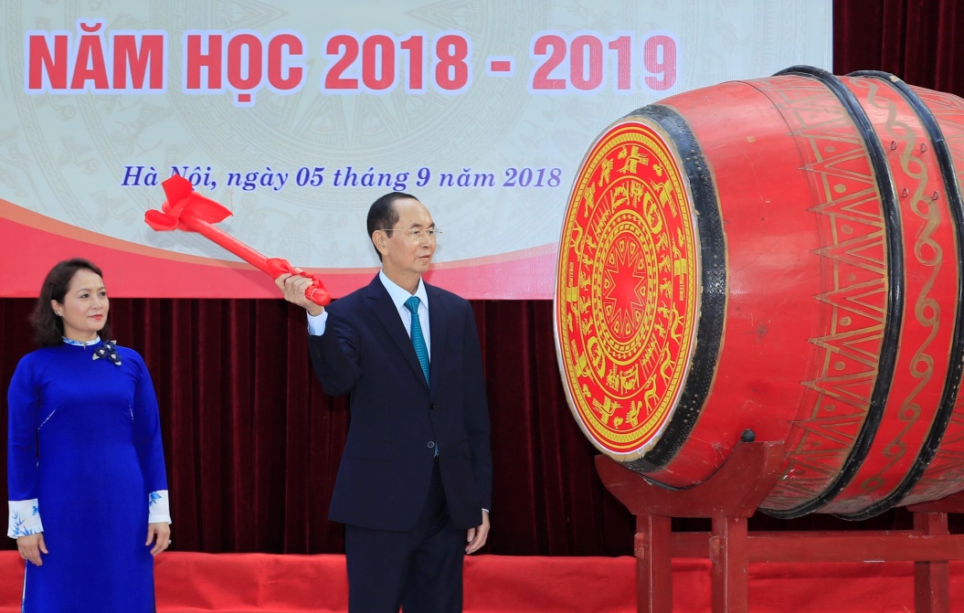 Sáng 5-9-2018, tại Hà Nội, Chủ tịch nước Trần Đại Quang đến dự Lễ khai giảng năm học mới 2018-2019 tại trường Trung học phổ thông Chu Văn An, Quận Ba Đình. Trong ảnh:  Chủ tịch nước Trần Đại Quang đánh trống khai giảng năm học 2018-2019 của trường Trung học phổ thông Chu Văn An (Hà Nội).