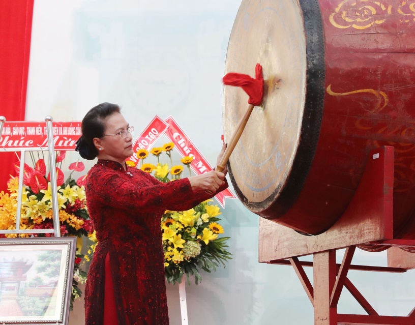 Sáng 5-9-2018, Chủ tịch Quốc hội Nguyễn Thị Kim Ngân đến dự và phát biểu tại Lễ khai giảng năm học mới 2018-2019 tại trường THPT chuyên Lê Hồng Phong (Thành phố Hồ Chí Minh). Trong ảnh: Chủ tịch Quốc hội Nguyễn Thị Kim Ngân đánh trống khai giảng năm học mới của trường THPT chuyên Lê Hồng Phong (TP Hồ Chí Minh).