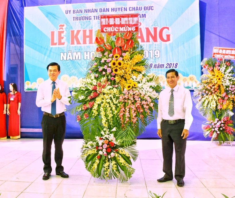 Đồng chí Nguyễn Hồng Lĩnh, Ủy viên Trung ương Đảng, Bí thư Tỉnh ủy, Chủ tịch HĐND tỉnh tặng hoa chúc mừng thầy và trò trường TH Lê Văn Tám. Ảnh: PHÚC LƯU