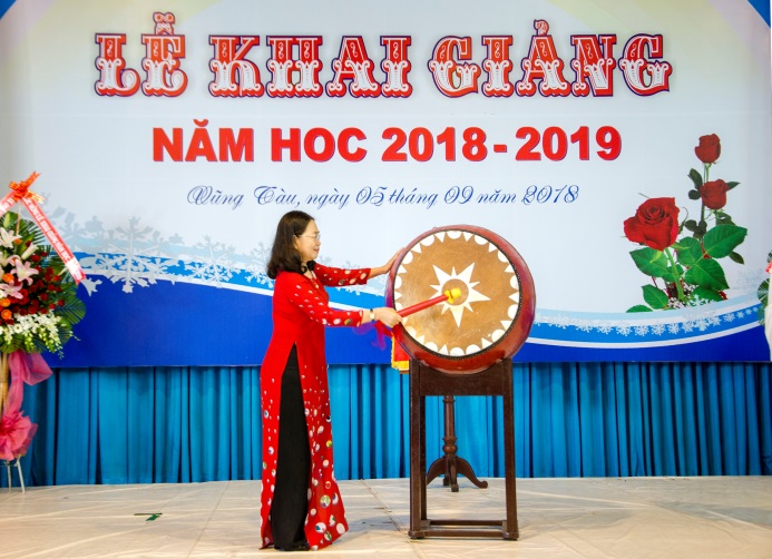 Đồng chí Nguyễn Thị Yến, Phó Bí thư Thường trực Tỉnh ủy, Trưởng Đoàn ĐBQH tỉnh đánh trống khai giảng năm học mới tại Trường THPT Chuyên Lê Quý Đôn. Ảnh: Mạnh Thắng