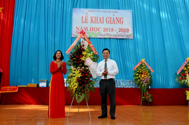 Đồng chí Nguyễn Thành Long, Phó Chủ tịch UBND tỉnh tặng lẵng hoa của Tỉnh ủy, HĐND, UBND, UBMTTQVN tỉnh chúc mừng thầy và trò Trường THPT Trần Văn Quan (huyện Long Điền). Ảnh: Minh Thanh