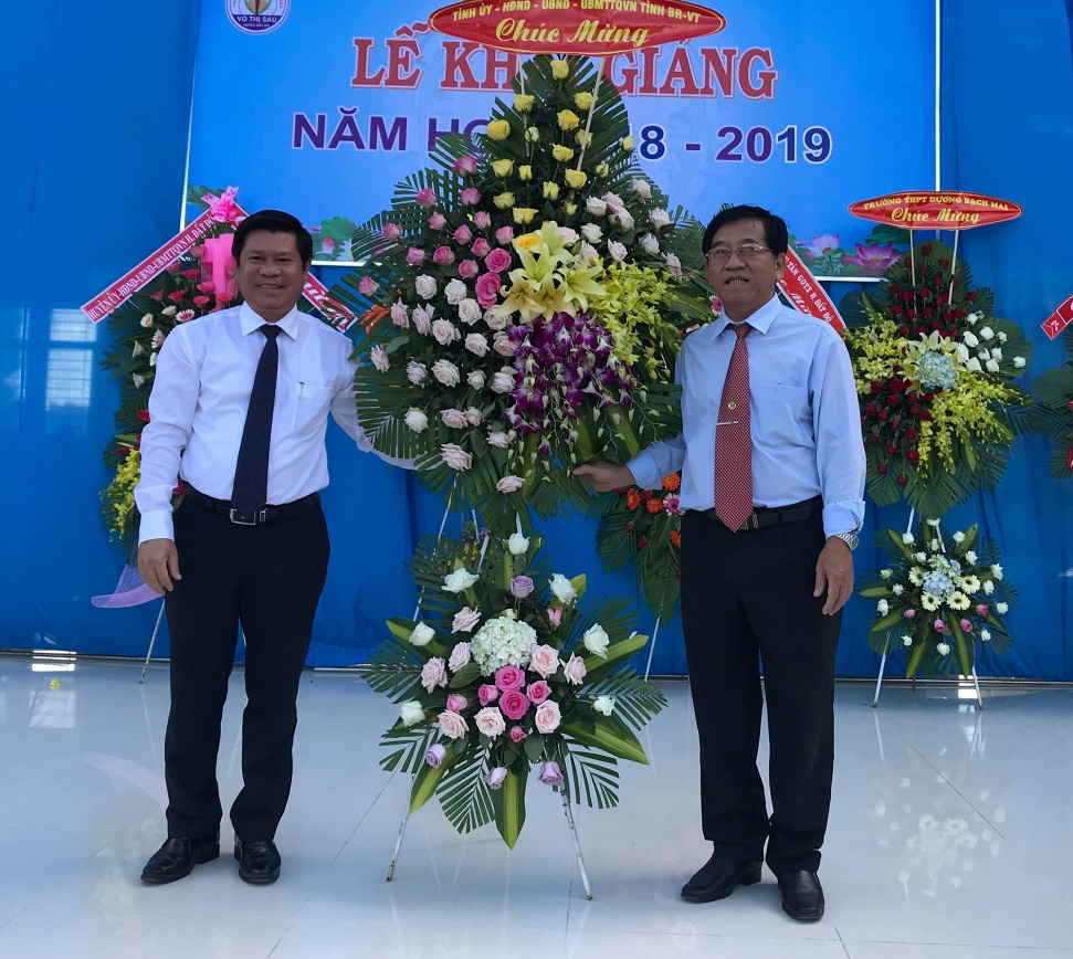 Đồng chí Nguyễn Văn Xinh, Ủy viên Ban Thường vụ Tỉnh ủy, Trưởng Ban Tuyên giáo Tỉnh ủy, Tổng Biên tập Báo BR-VT tặng hoa chúc mừng tập thể thầy và trò Trường THPT Võ Thị Sáu (huyện Đất Đỏ). Ảnh: SƠN TRÀ