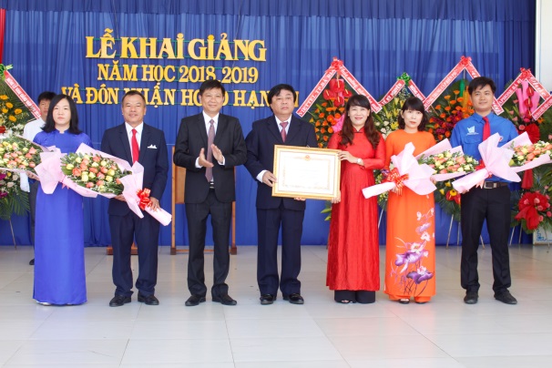 Thừa ủy quyền của Chủ tịch nước, đồng chí Trần Văn Tuấn, Phó Chủ tịch UBND tỉnh trao Huân chương Lao động hạng Nhì cho Ban Giám hiệu Trường THPT Châu Thành (TP.Bà Rịa).