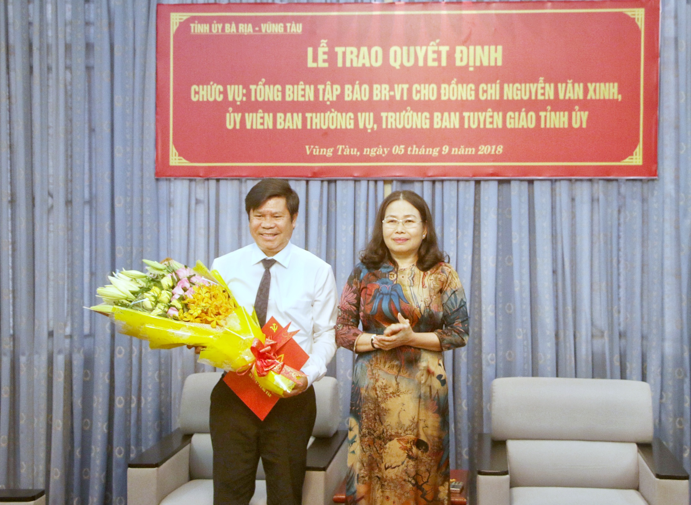Đồng chí Nguyễn Thị Yến, Phó Bí thư Thường trực Tỉnh ủy, Trưởng Đoàn ĐBQH tỉnh tặng hoa chúc mừng đồng chí Nguyễn Văn Xinh.