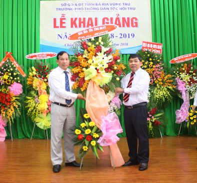 Đồng chí Phạm Hòa, Phó Trưởng Ban Dân vận Tỉnh ủy đến dự Lễ khai giảng và tặng lẵng hoa chúc mừng thầy và trò Trường Phổ thông Dân tộc nội trú tỉnh. Ảnh: Vân Anh
