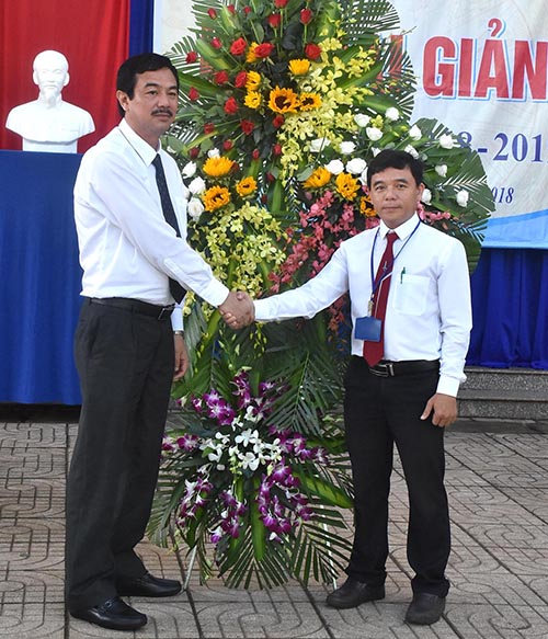 Đồng chí Trịnh Hàng, Giám đốc Sở Du lịch đến dự Lễ khai giảng và tặng hoa lẵng chúc mừng thầy và trò Trường THCS Nguyễn Trung Trực (huyện Châu Đức). Ảnh: Trần Trà