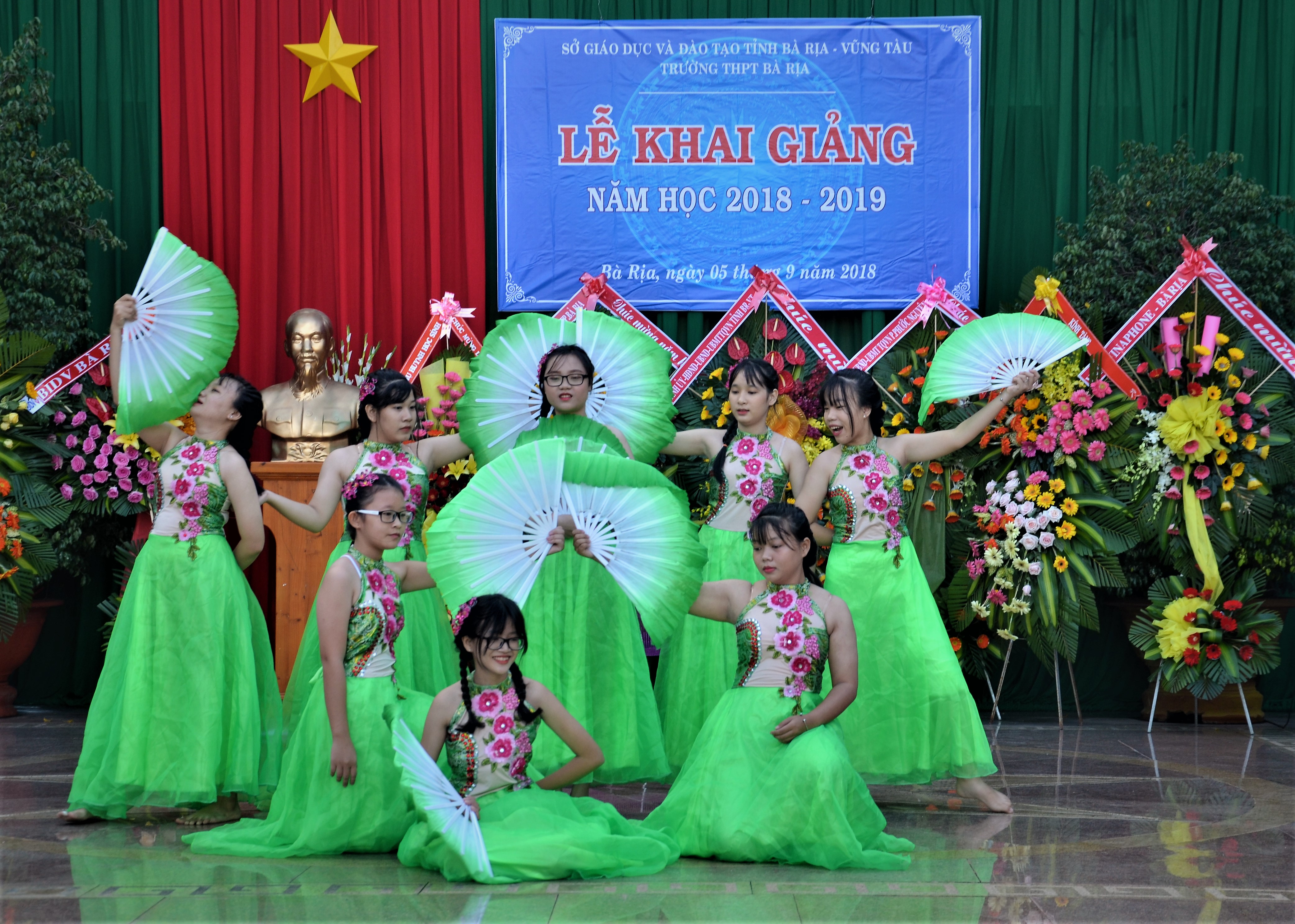 HS Trường THPT Bà Rịa biểu diễn văn nghệ trong Lễ khai giảng năm học mới. Ảnh: Đinh Hùng