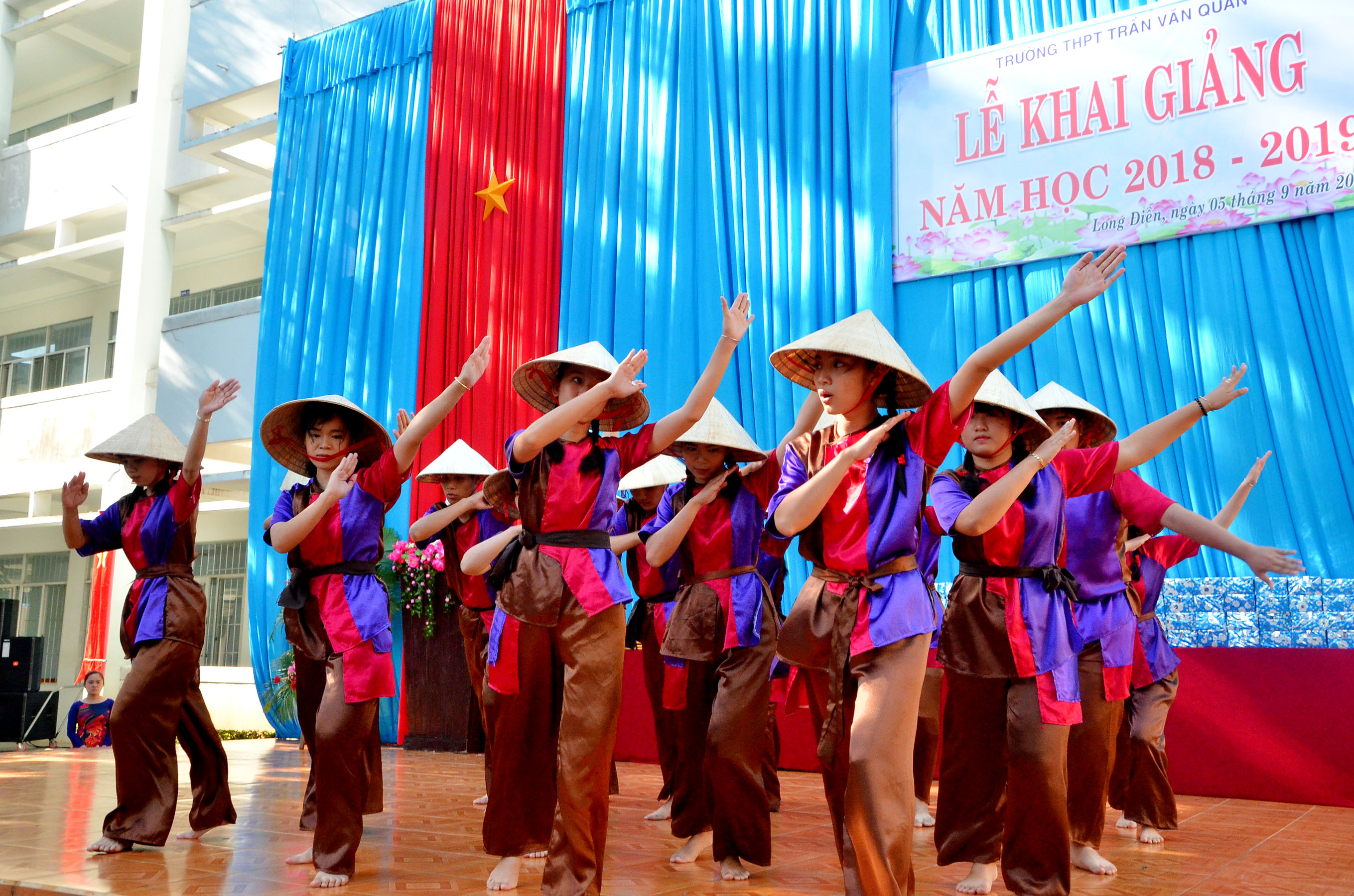 Một tiết mục văn nghệ của HS Trường THPT Trần Văn Quan (huyện Long Điền) chào mừng Lễ khai giảng năm học mới. Ảnh: Minh Thanh 