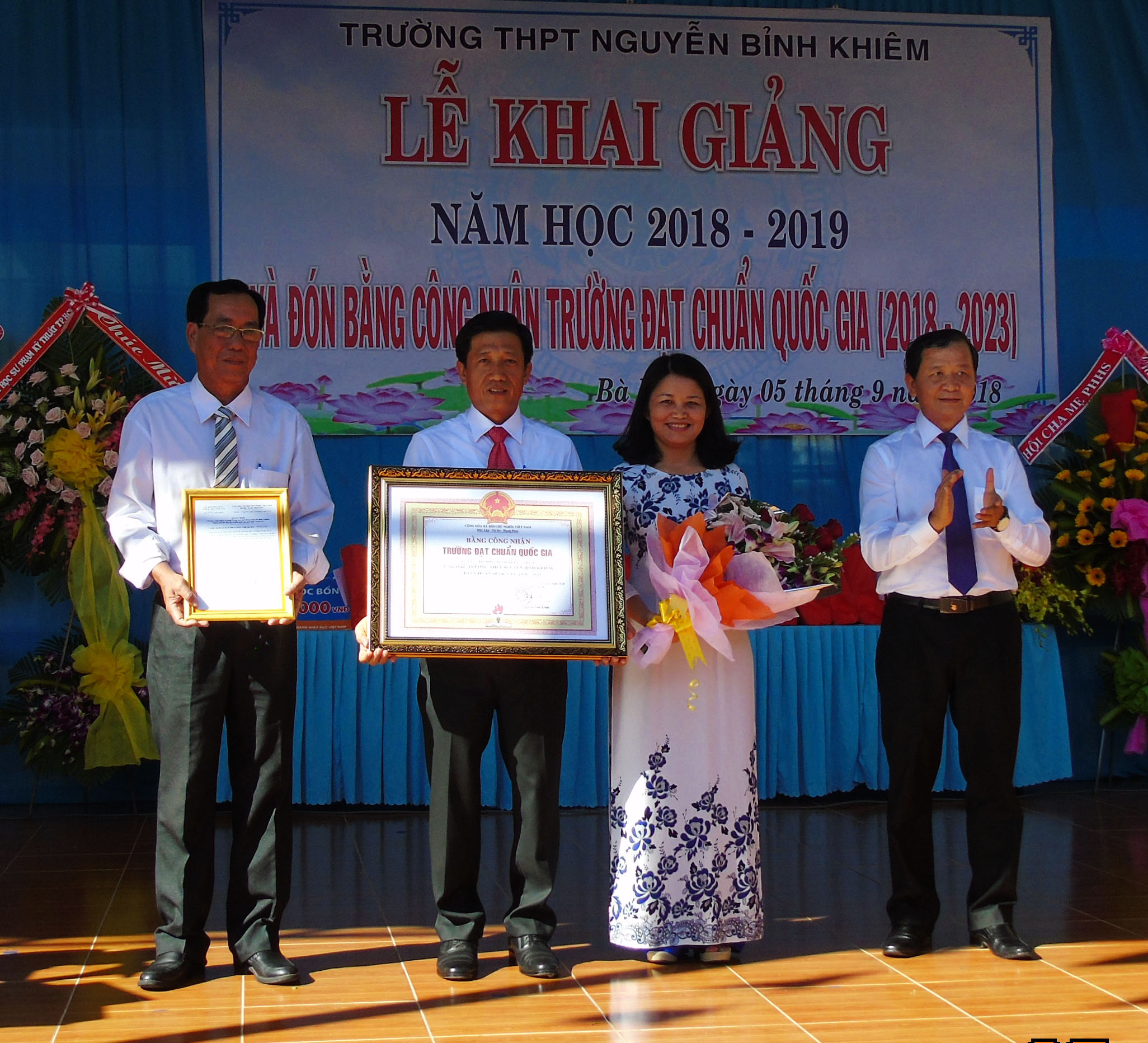 Đồng chí Lương Trí Tiên, Ủy viên Ban Thường vụ Tỉnh ủy, Trưởng Ban Nội chính Tỉnh ủy đến dự Lễ khai giảng và trao Bằng công nhận Trường đạt chuẩn quốc gia giai đoạn 2018-2023 cho Trường THPT Nguyễn Bỉnh Khiêm (TP.Bà Rịa). Ảnh: HOÀNG HƯỜNG