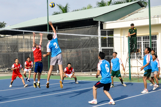 Thi đấu bóng chuyền chào mừng kỷ niệm ngày thành lập Quân đội Nhân dân Việt Nam tại Bộ CHQS tỉnh. 